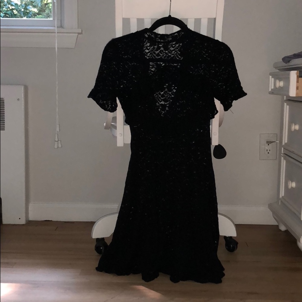 Lace mini dress with short sleeves